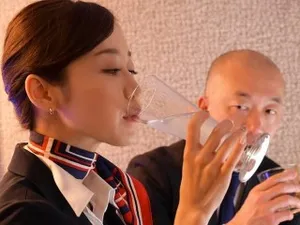 Bất ngờ phát hiện nữ sếp khó tính làm thêm ở quán bar
