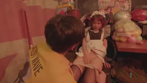 Gã chồng lo làm việc, bà xã ở nhà vụng trộm với cậu thanh niên phòng bên