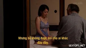 Người đàn ông quan hệ mạnh mẽ và xuất tinh vào bộ ngực lớn của cô gái tóc đỏ sau khi tập thể dục