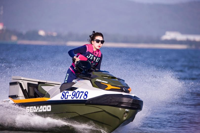 Bất ngờ móc lồn khiến em sướng chảy nước